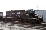 NS 6105 leads train E25 out of the yard